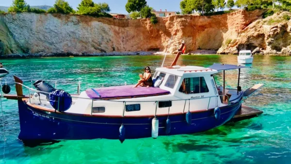 Mujer en la cubierta de un barco de Alquiler en mallorca