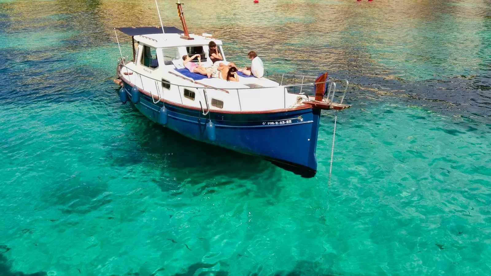 Alquilar barco con patrón en Mallorca a bordo de un llaut tradicional
