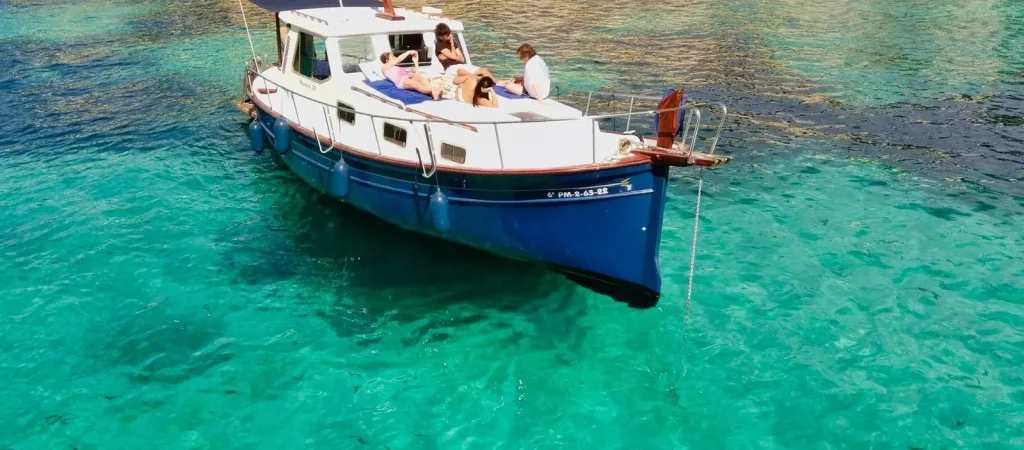 Alquilar barco con patrón en Mallorca a bordo de un llaut tradicional